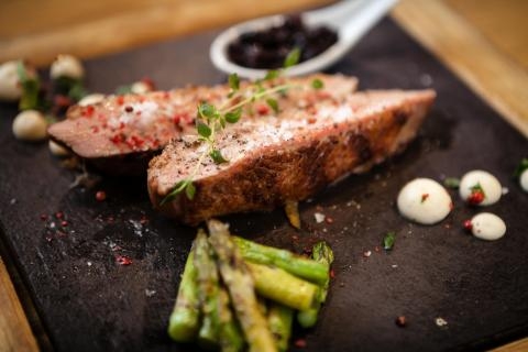 Filírované kachní prso s grilovaným pikantním chřestem Filírované kachní prso s grilovaným pikantním chřestem