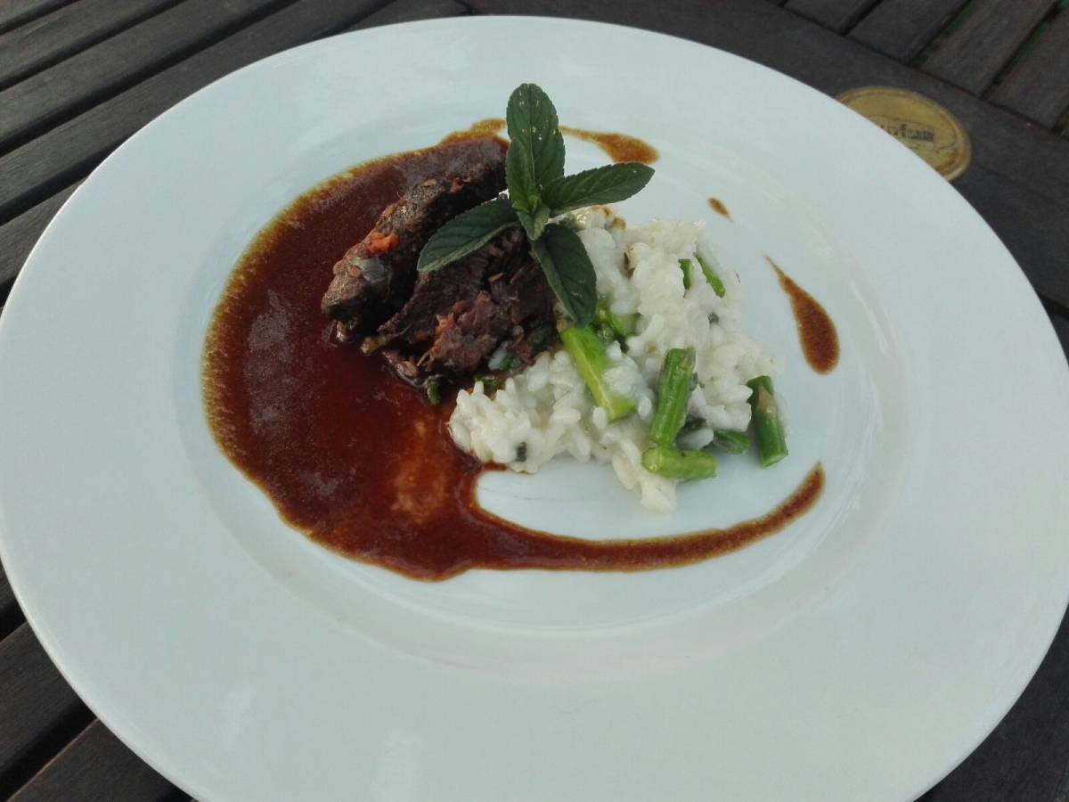 Presovaná vepřová líčka a chřestové risotto s mátou a kozím sýrem Presovaná vepřová líčka a chřestové risotto s mátou a kozím sýrem