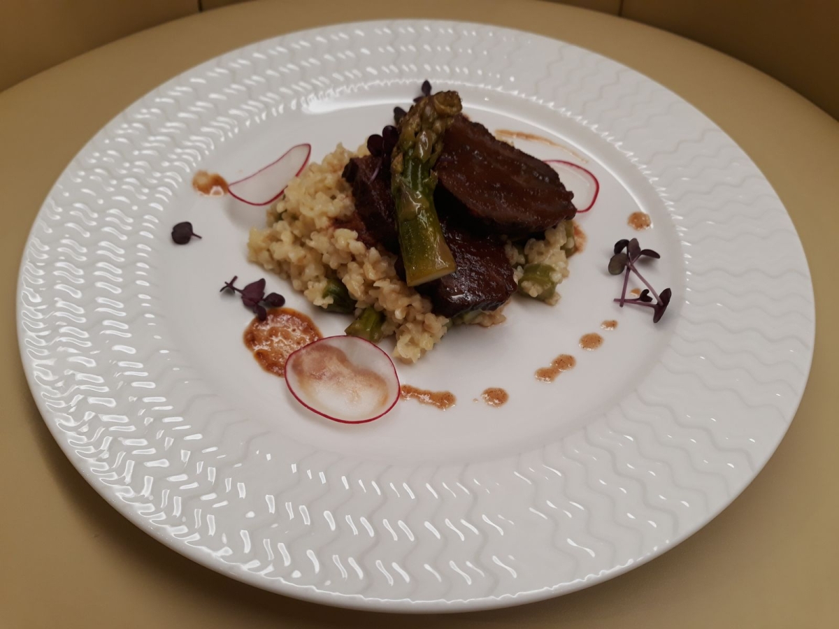 Hovězí líčka na červeném víně, zelený chřest, bulgur Hovězí líčka na červeném víně, zelený chřest, bulgur
