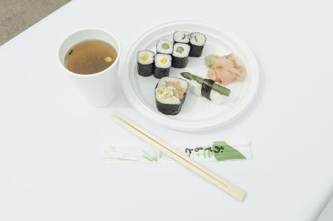 Miso polévka ze sójových bobů s tofu, jarní cibulkou a chřestem Miso polévka ze sójových bobů s tofu, jarní cibulkou a chřestem
