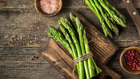 Domácí máslová brioška, trhaný hovězí krk, morek, grilovaný zelený chřest, aioli a smažená cibulka Domácí máslová brioška, trhaný hovězí krk, morek, grilovaný zelený chřest, aioli a smažená cibulka