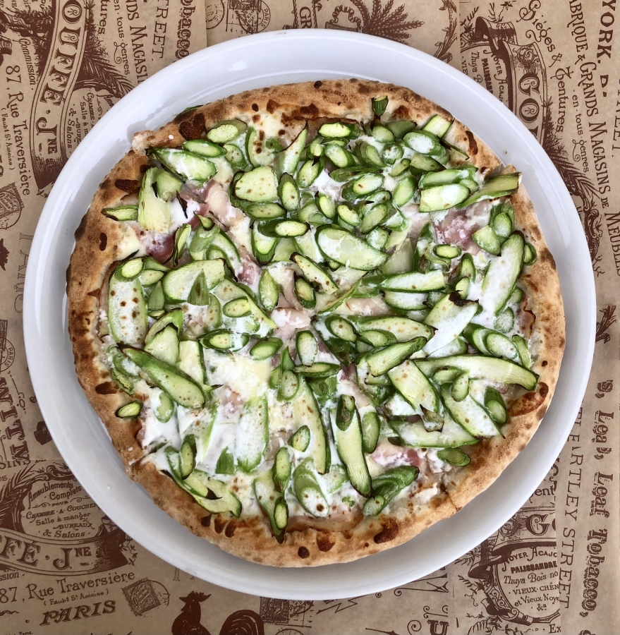 Chřestová pizza se slaninou a sýrem Chřestová pizza se slaninou a sýrem