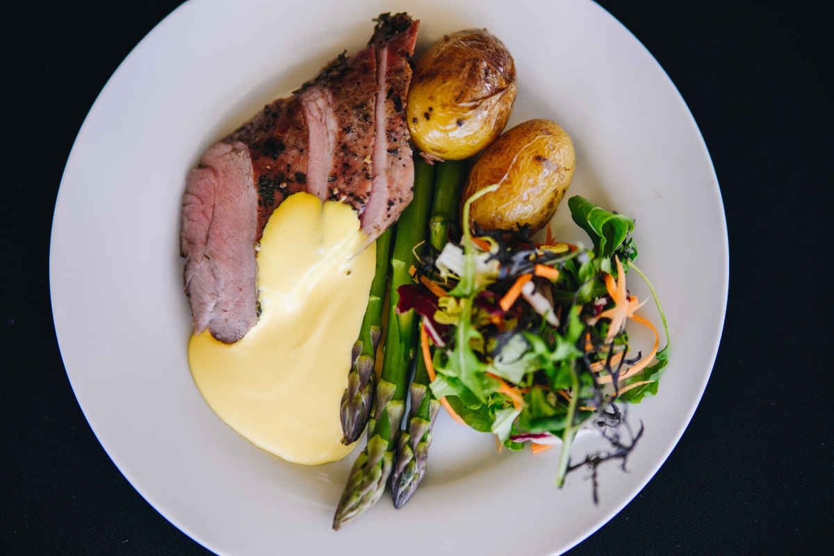 Steak z vepřové panenky, zelený chřest, pečené brambory grenaille, holandská omáčka