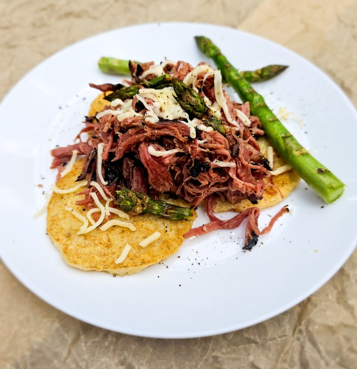 Kami Food & Catering - Bramborové placky s trhaným uzeným masem, sýrem a pečeným chřestem