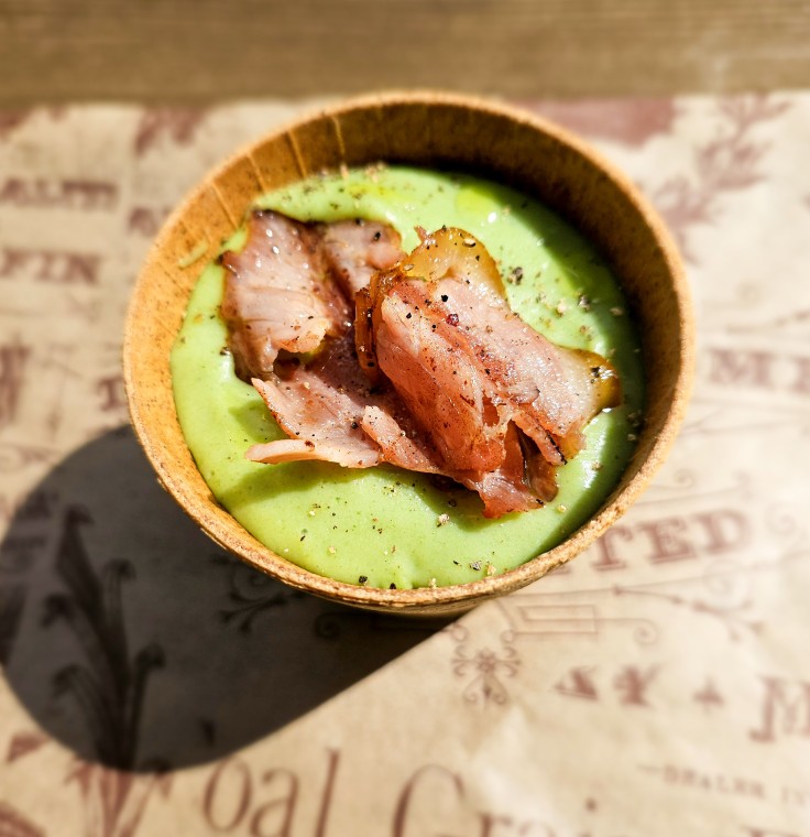Kami Food & Catering - Jarní chřestový krém s máslovou šunkou do jedlého kelímku a s pepřovou lž