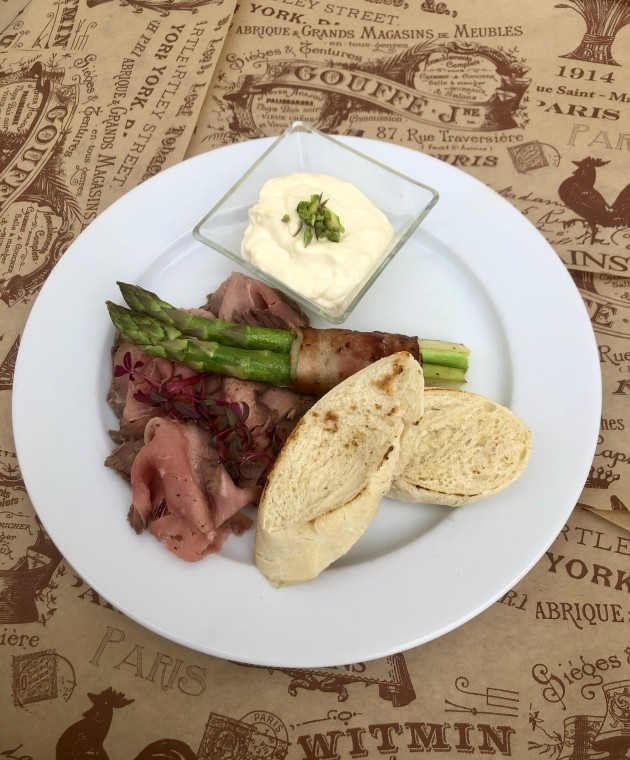 Restaurant Na Návsi - Roastbeef podávaný za studena, chřest na másle, křenová remuláda, opečená bage