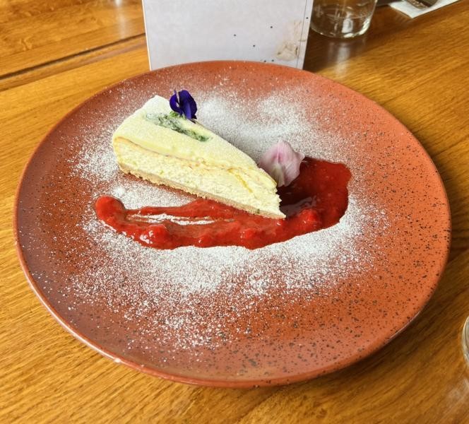 Monte Bú - Chřestový cheesecake s bílou čokoládou a jahodovým tartarem