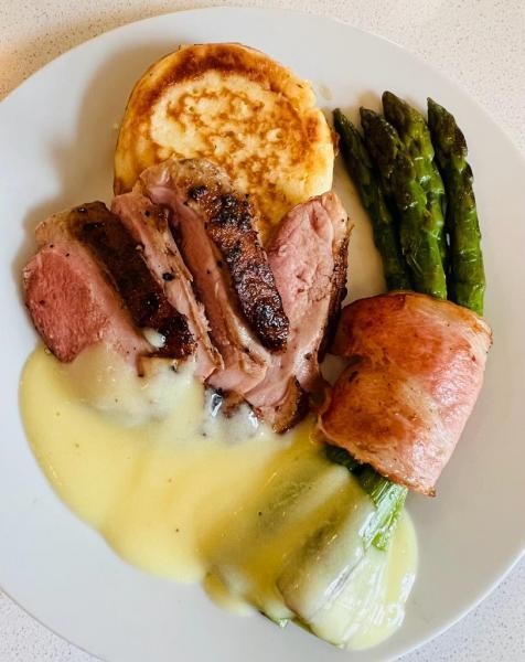 Restaurant Na Návsi - Kachní prsa s chřestem a citronovou omáčkou, slaný lívanec