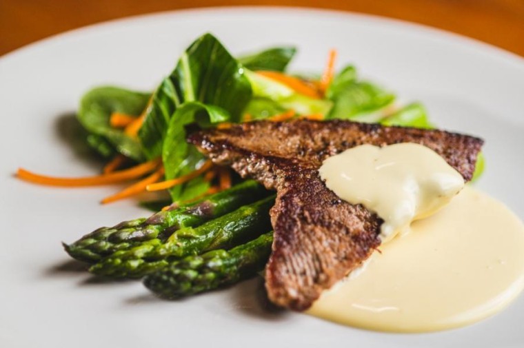 Kounický dvůr - Steak z telecí kýty, holandská omáčka, chřest