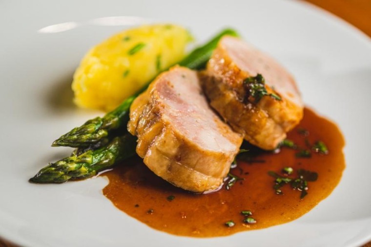 Signature Catering - Kuřecí roláda, nastavovaná bramborová kaše, chřest, majoránkové glazé