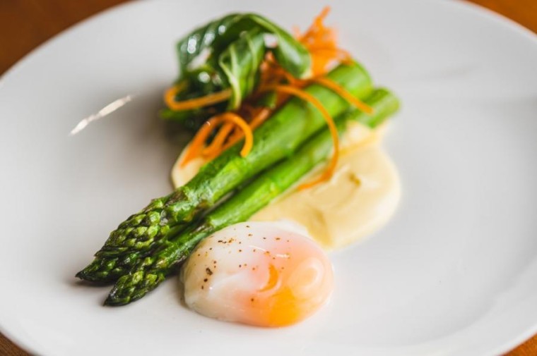 Signature Catering - Chřest, vejce 63°, holandská omáčka, salátek